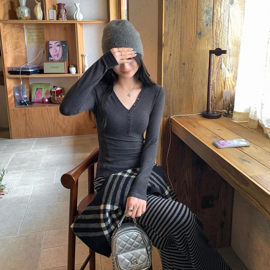 Korean Style V-Neck Button Knitwear for Women - Autumn/Winter Long-Sleeve Slimming Top