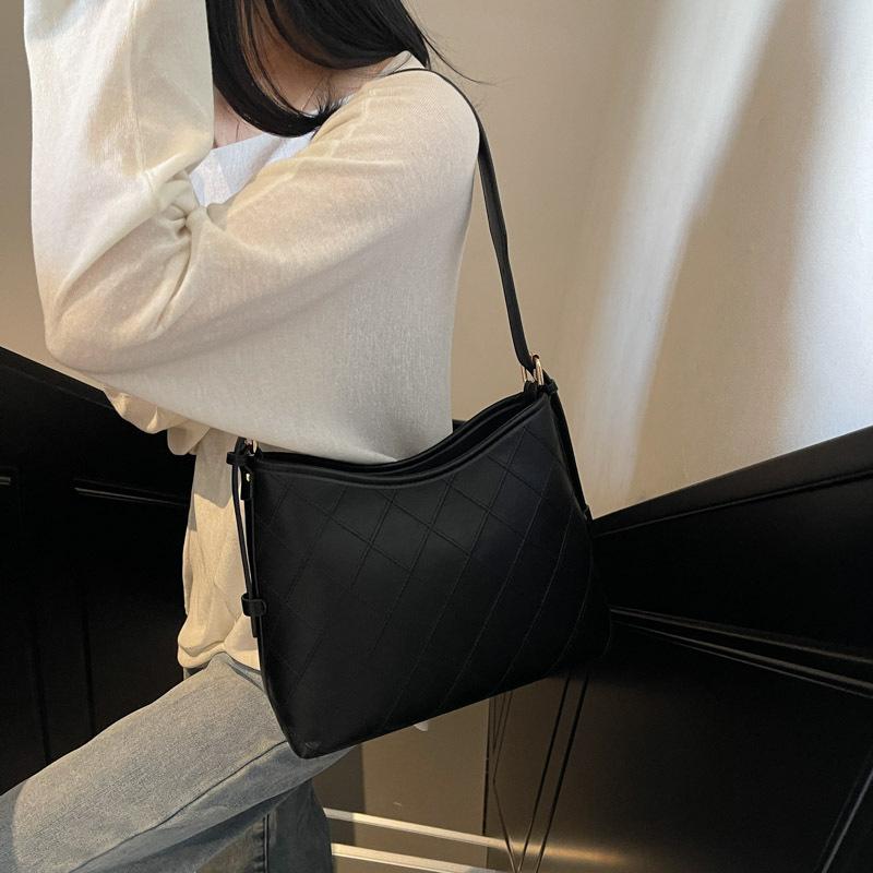 Fashion Small Bag Women's Summer New Simple Diamond Messenger Bag Popular Texture Shoulder Armpit Bag