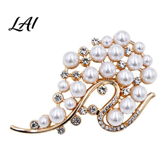 Lapel Pin Brooch Pin 3D Swan Design with Imitation Pearls Non-fading Anti-Oxidation Electroplated Finish Versatile Accessory for Coats Shirts Bags