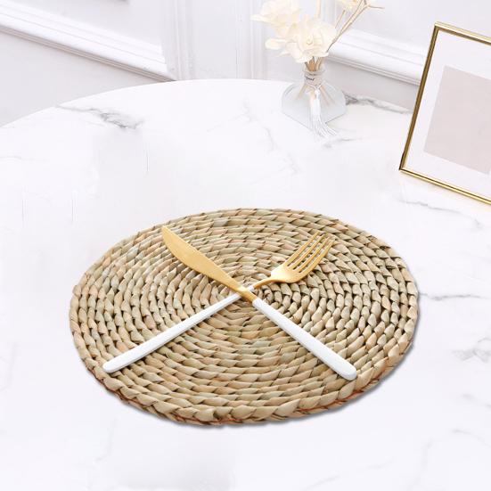 Table Placemat Wear-resistant Handwoven Cattail Grass Placemat Heat Resistant Table Mat for Home Decoration
