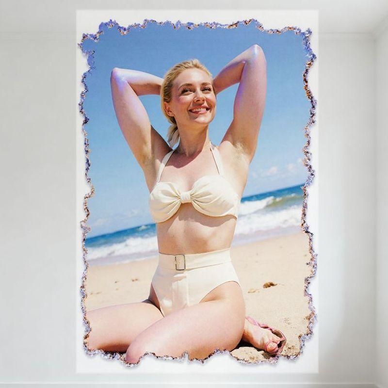 

Sexy Blonde Woman Beach Scene Tin Sign - White Bikini with Bow, High-Waisted Bottoms, Pink Flip-Flops, Blue Sky Ocean Waves Deco 20x30cm（7.8x11.8inch）