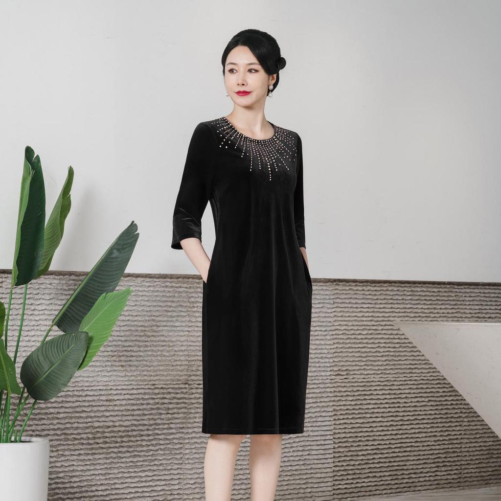 Qipao de terciopelo: Elegante vestido de otoño para un look juvenil y sofisticado.