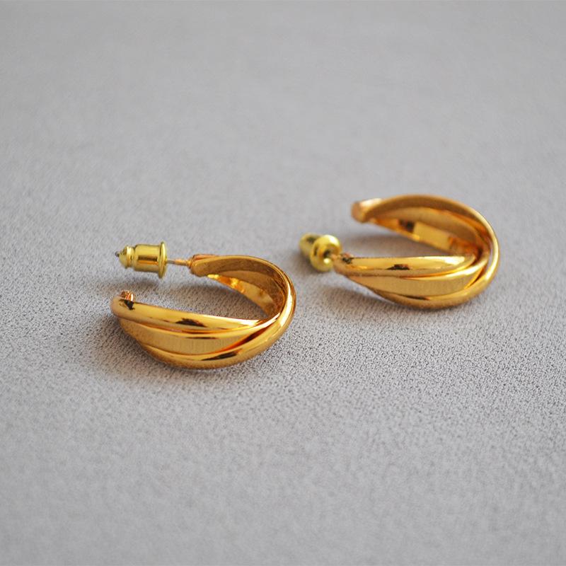 Nischen Design Einfach Messingbeschichtet 18K Gold Wickelkreis Kaltes Temperament Vielseitig Creolen Ohrstecker