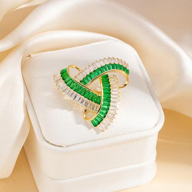 2026 Recommend Elegant Intertwined Baguette Emerald Cubic Zircon 14K Gold Plated Copper Brooch for Party Occasion Wear 14K Gold Plated