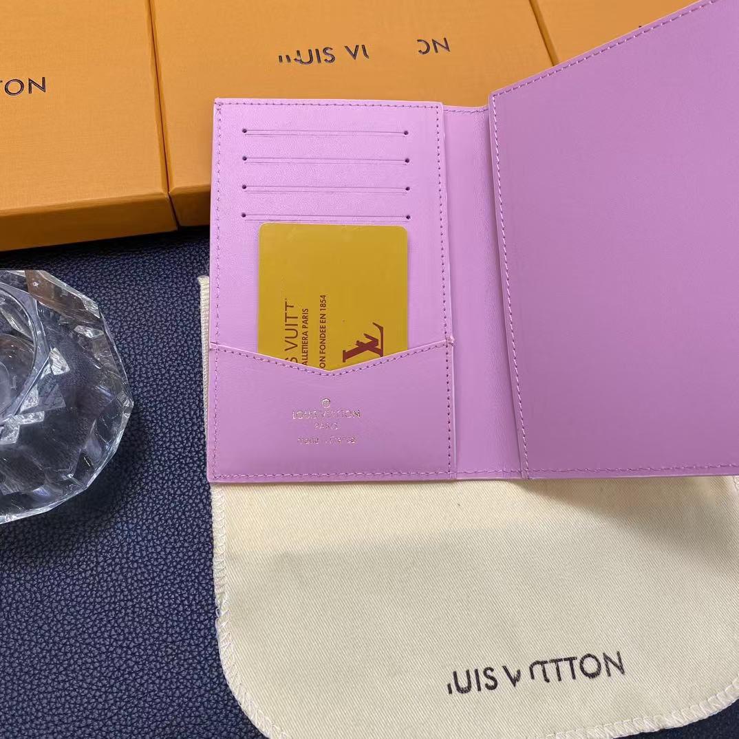 

Дизайнерський тримач для паспорта в клітинку з монограмою - Класичний європейський та американський стиль, модний аксесуар Small Brown Flower