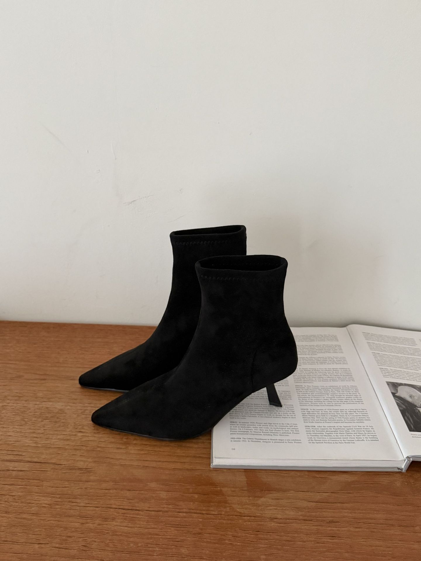 

Премиальные остроносые короткие ботильоны, тонкий высокий каблук, облегающие ботинки для женщин, новая французская ретро-замша осень-зима 2025 39