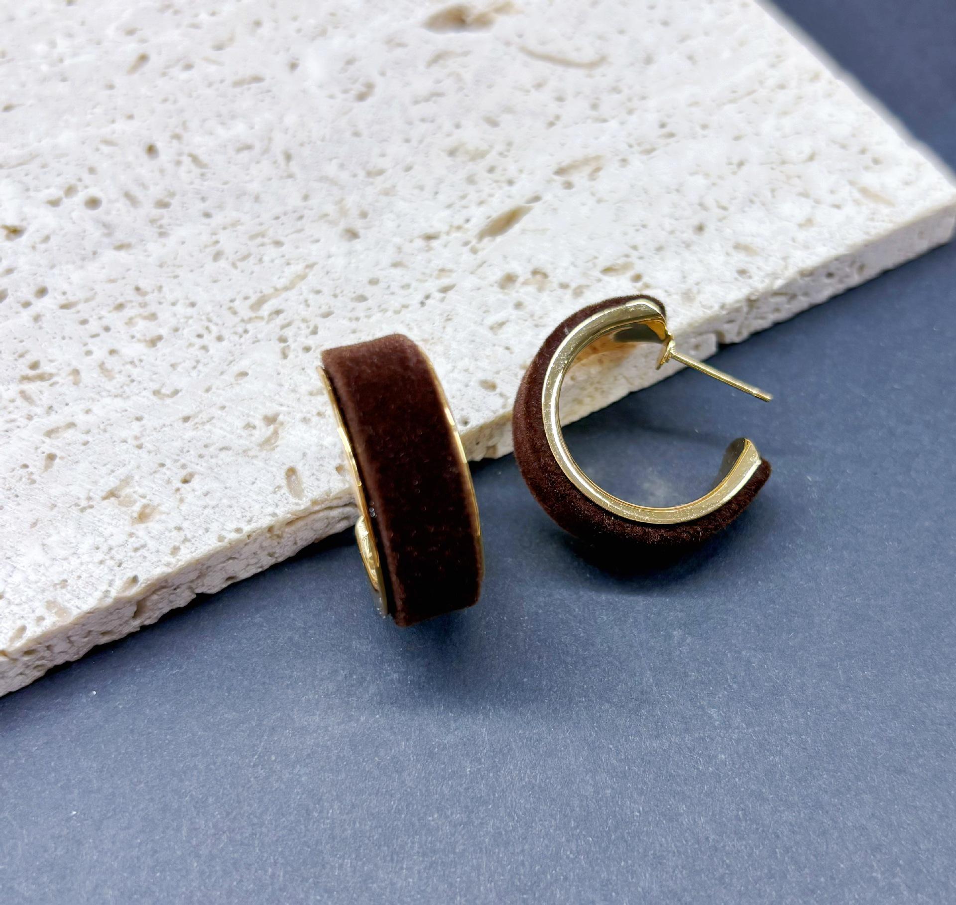 

Leopard Print Flocked C-Shaped Earrings: High-End, Versatile, Simple Ear Studs 18K Gold Electroplated
