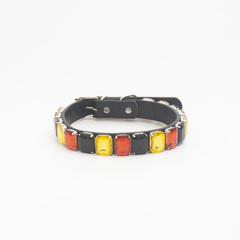 Bling Strass Hundehalsband Weißes PU-Leder Katzenhalsband Funkelndes Kristall Haustierhalsband Verstellbar für Hunde Tägliches Gassi Gehen Party Dekoration