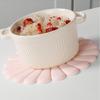 1A silicone pad | Anti-slip and heat-resistant Modern Daisy Flower Design Easy-to-clean cup mats and pot holders Suitable for kitchen