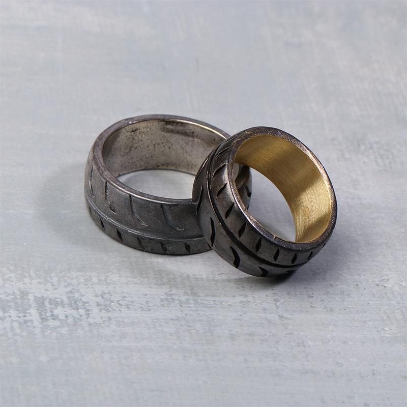 Pro milovníky závodění Ručně vyráběný kovový prsten s dezénem závodní pneumatiky Svatba závodního jezdce Šperky