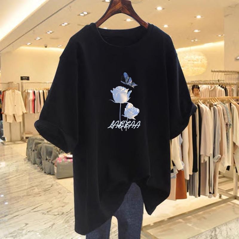 Dámské volné bavlněné bílé tričko s krátkým rukávem, rovným ramenem a univerzálním stylem na léto 2025