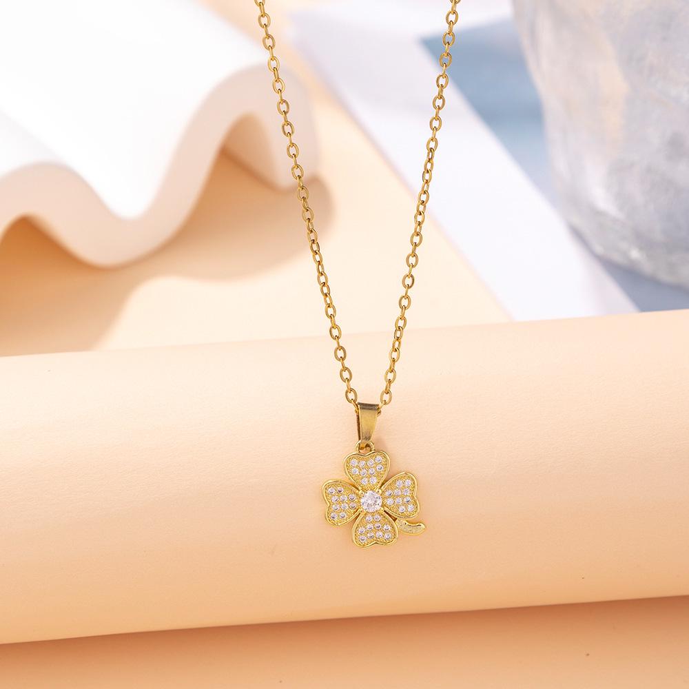Zircon Flower Pendant Necklace: Elegant Clavicle Chain Jewelry for Women
