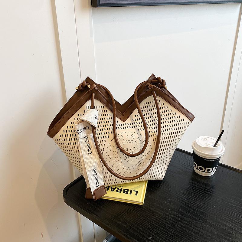 

Large-capacity bag women s 2025 new retro hollow shoulder portable underarm bag, premium texture commuter tote bag 42*10.5*30