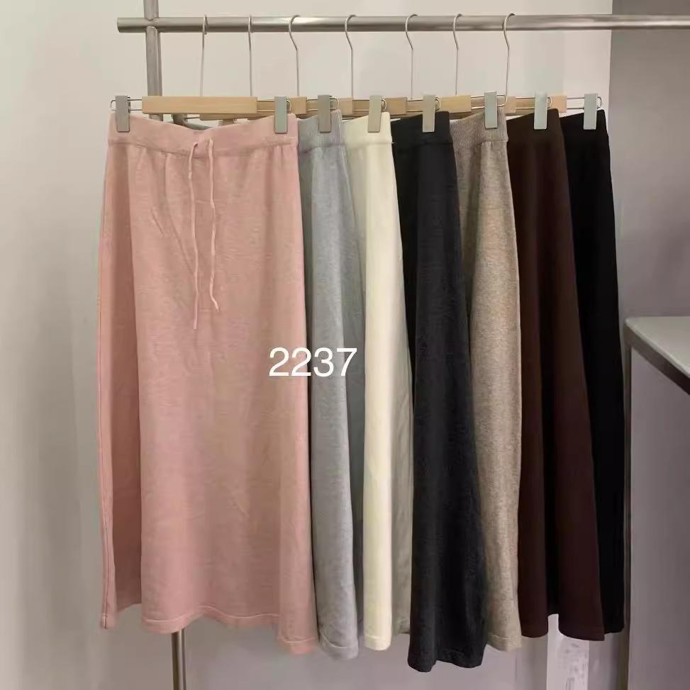 Autumn and winter new solid color minimalist elegant knit midi skirt for women, elastic waist pleated umbrella skirt, knitted long skirt for women