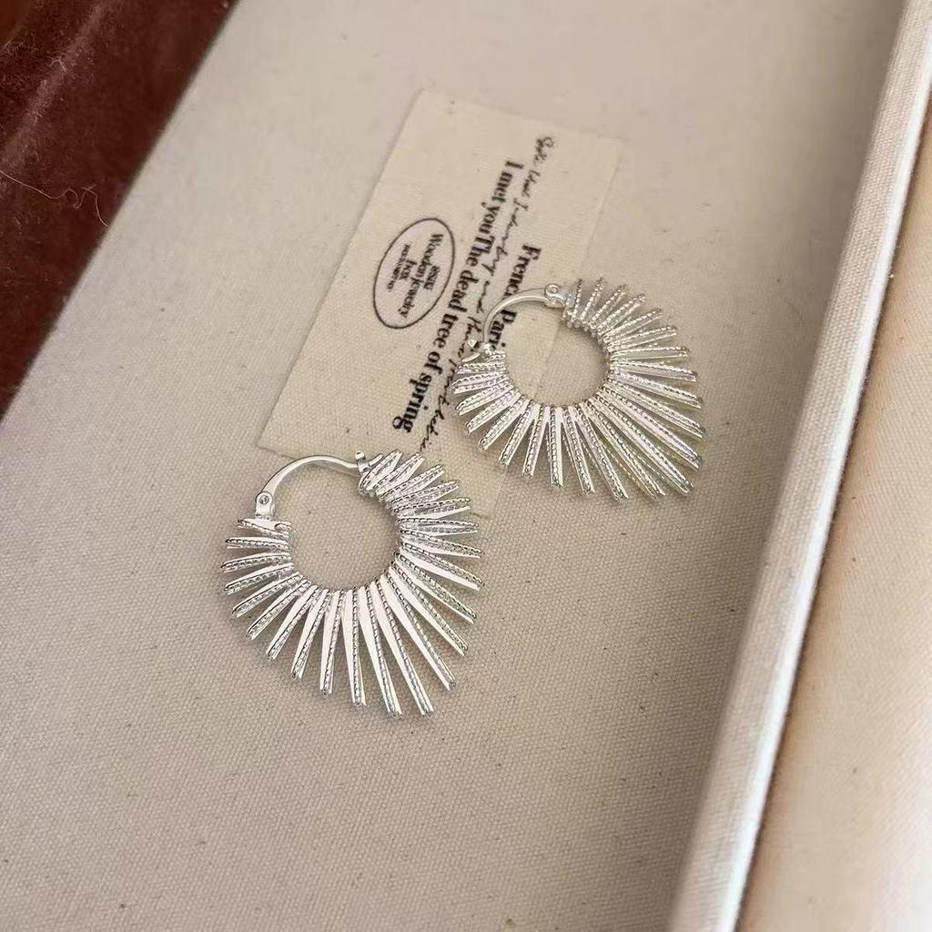 Stylish Peach Heart High-End Ear Cuffs for Women: Unique, Fashionable & Versatile Earrings