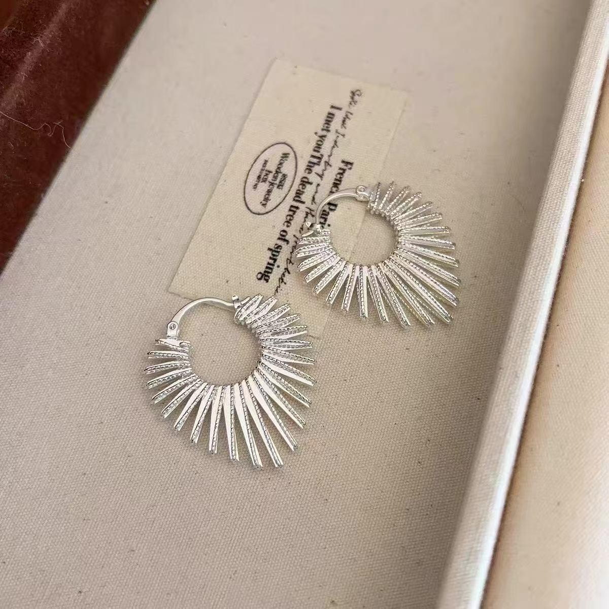 Стильные серьги-каффы в форме персикового сердца премиум-класса для женщин: Уникальные, Модные и Универсальные Серьги