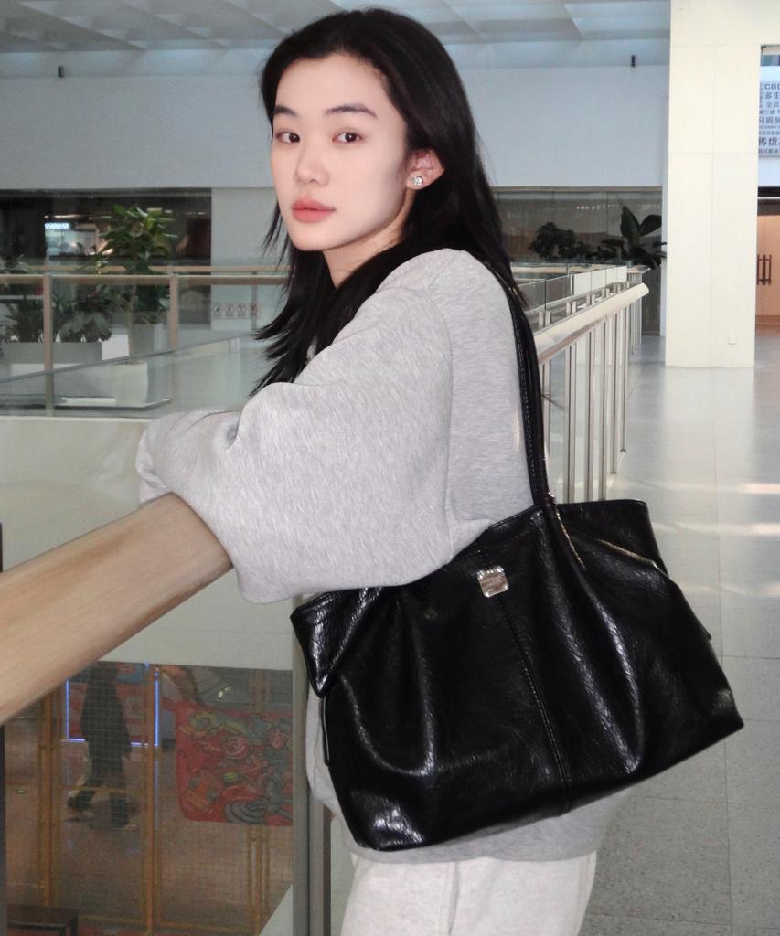 Phoenix Origin Cracked Shirring Shoulder Bag - Black