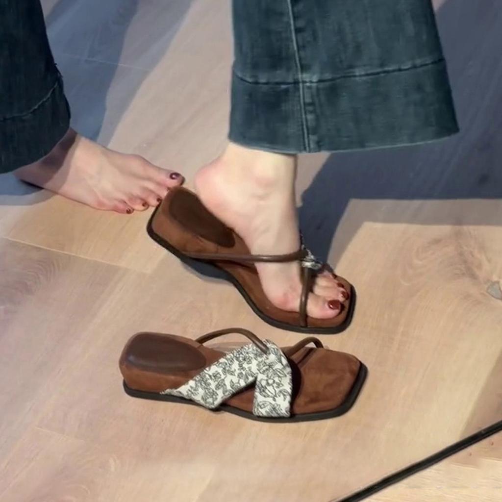 Thick-bottomed cross-strapped square-toed open-toed cool slippers for women's outerwear with skirt, wedge heel one-word slippers