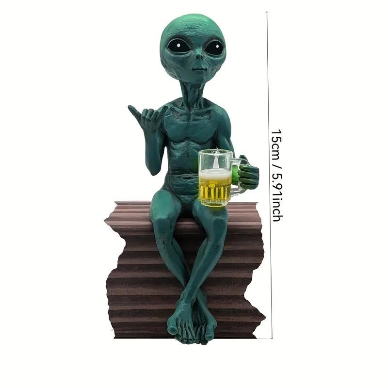 Lustige Alien Statue Skulptur Garten Landschaftsbau Hofkunst Ornament Harz Bier trinkender Alien Skulptur Schreibtischdekoration