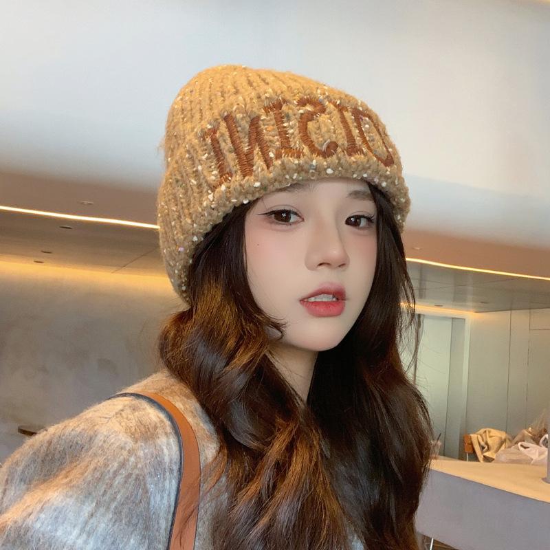 

Вышитые буквы вязаная шапка женская осень и зима утолщенная большая окружность головы тренд универсальный показать лицо маленький набор головной убор