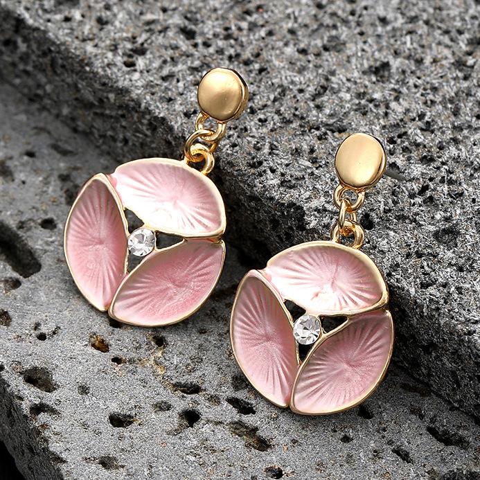 

Серьги из экологичного сплава с розовыми цветами, ручной работы, с эмалью и дизайном лепестков с бриллиантами