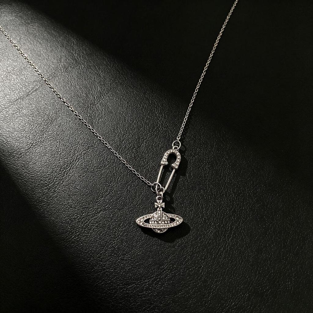Collier avec broche Saturne pour femme, pendentif élégant, chaîne de pull polyvalente, accessoire quotidien, accessoire de personnalité japonais et coréen