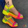 Scarpe da donna taglie forti alla moda 2022 Estate Nuove signore Sandali alla moda Sandali piatti da donna con velcro color arcobaleno