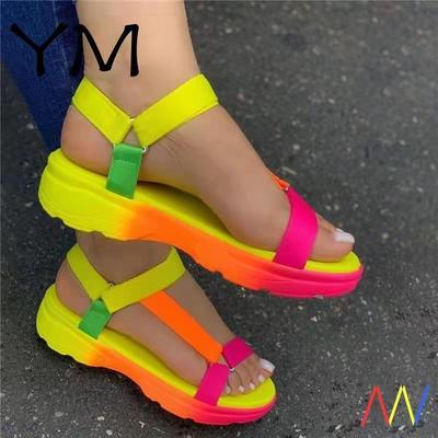 Mode Plus Size Vrouwen Schoenen 2022 Zomer Nieuwe Dames Mode Sandalen Regenboog Kleur Klittenband Platte Dames Sandalen