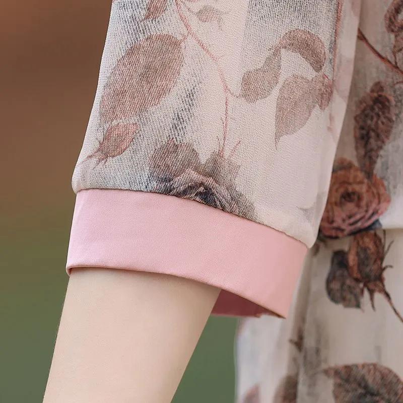 Women's Summer 3/4-Sleeve Youthful Chinese-Style Plus Size Floral Print Shirt: Relaxed-Fit, Elegant Top for Middle-Aged Moms