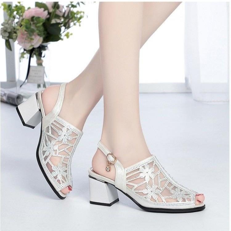 

Летом 2025 года новые босоножки в британском ретро-стиле «рыбий рот» с пряжкой и воздушной вставкой сзади станут универсальной обувью для женщин. 34 серебряный