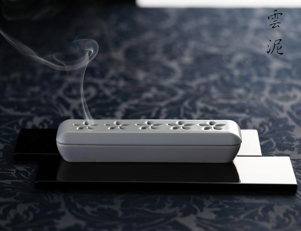 This stylishly designed incense holder can be placed horizontally, creating a soothing incense burner. It's also a safe and secure ceramic product.