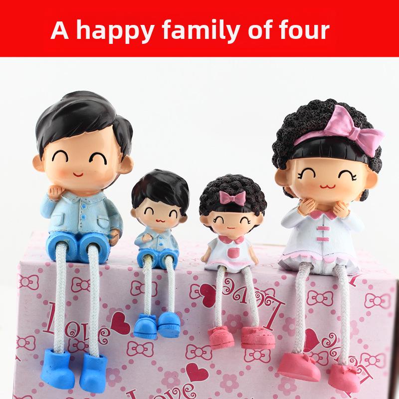 

Семья из четырех кукольных украшений из смолы с подвесными ножками для декора гостиной или спальни