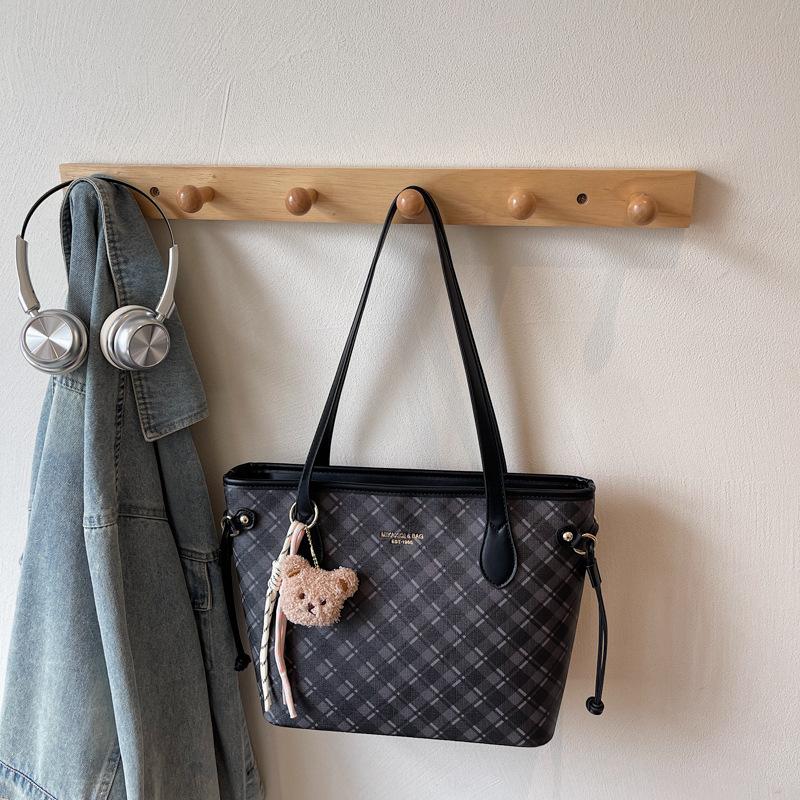 

Large-capacity Bag High Appearance Level Fashionable and Stylish Class Commuting Bag Single-shoulder Armpit Tote Bag чорний