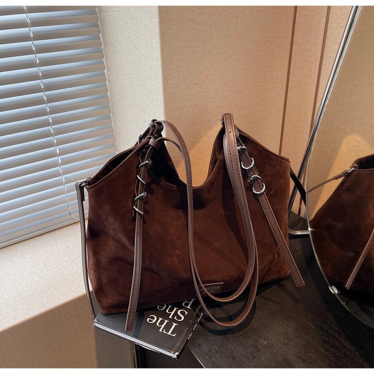 

Нова сумка через плече, модний тренд, жіноча сумка великої місткості, повсякденна ділова поїздка осінь-зима 2024 року темно-коричневого кольору