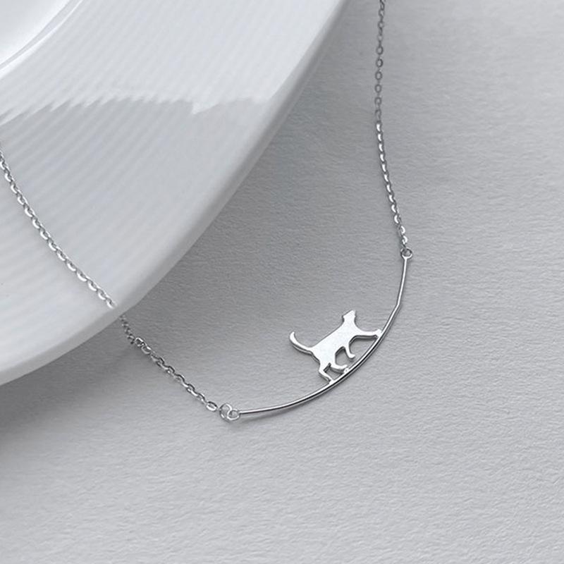 Adorable Cat Climbing Pendant Necklace – Niche Animal Clavicle Chain for Women