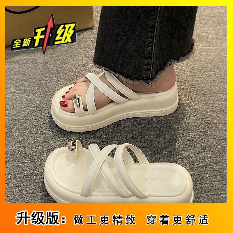 Ins super fire versatile beach shoes women's summer 2025 new outer wear thick sole heightening Internet celebrity niche set toe