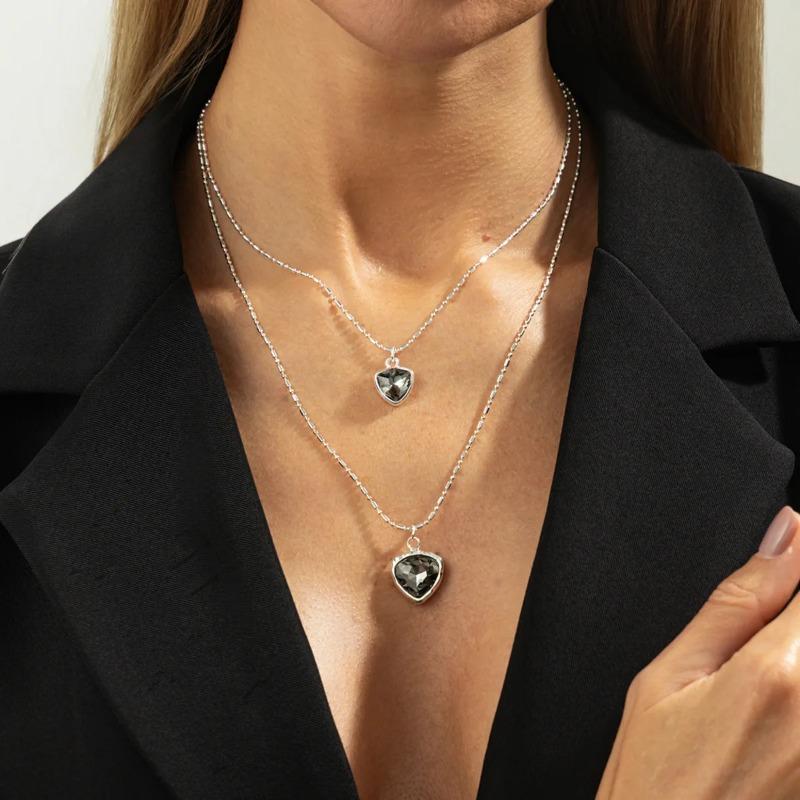Fashionable Shiny Rhinestone Acrylic Love Heart Pendant Necklace for Women Personalized Simple Sweet and Cool Girl Necklace