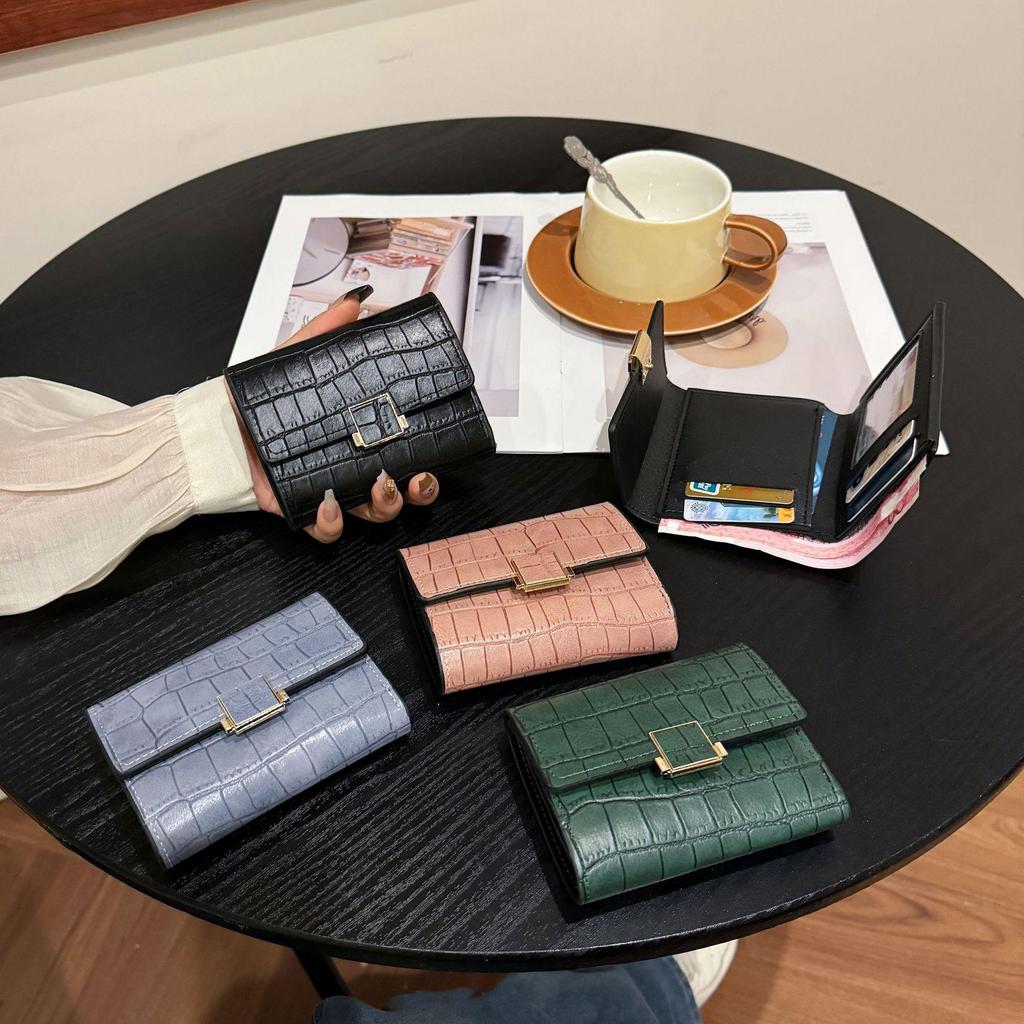 2025 Women's Crocodile Pattern Wallet: Multi-Card Foldable Coin Purse with Snap Button