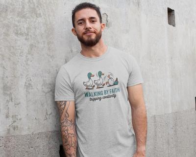 Durch Glauben gehen Stolpern ständig T-Shirt Drei Gänse Christliches T-Shirt für Männer