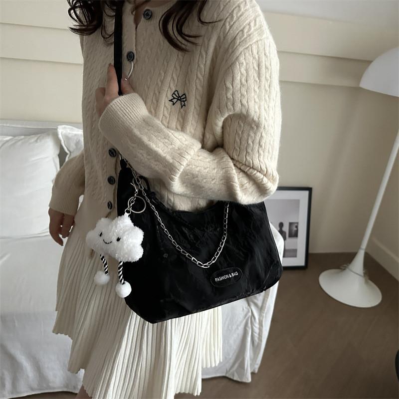 Stylish 2024 Trendy Chain Shoulder Bag For Women With Spacious Tote Design