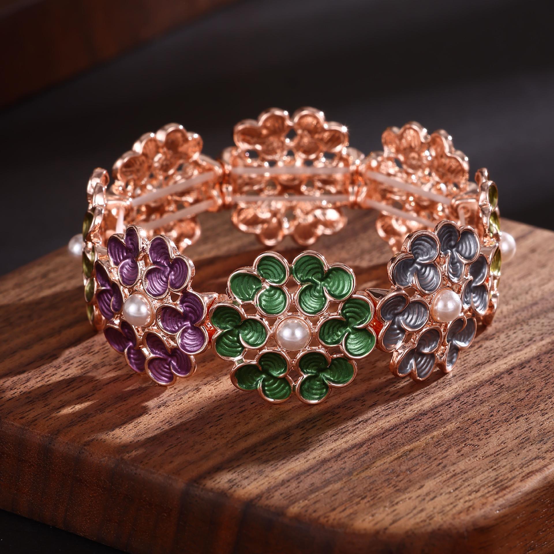 

Новый цвет, расписанный маслом, эластичный браслет с цветком клевера, маленький свежий женский универсальный браслет из лепесткового сплава