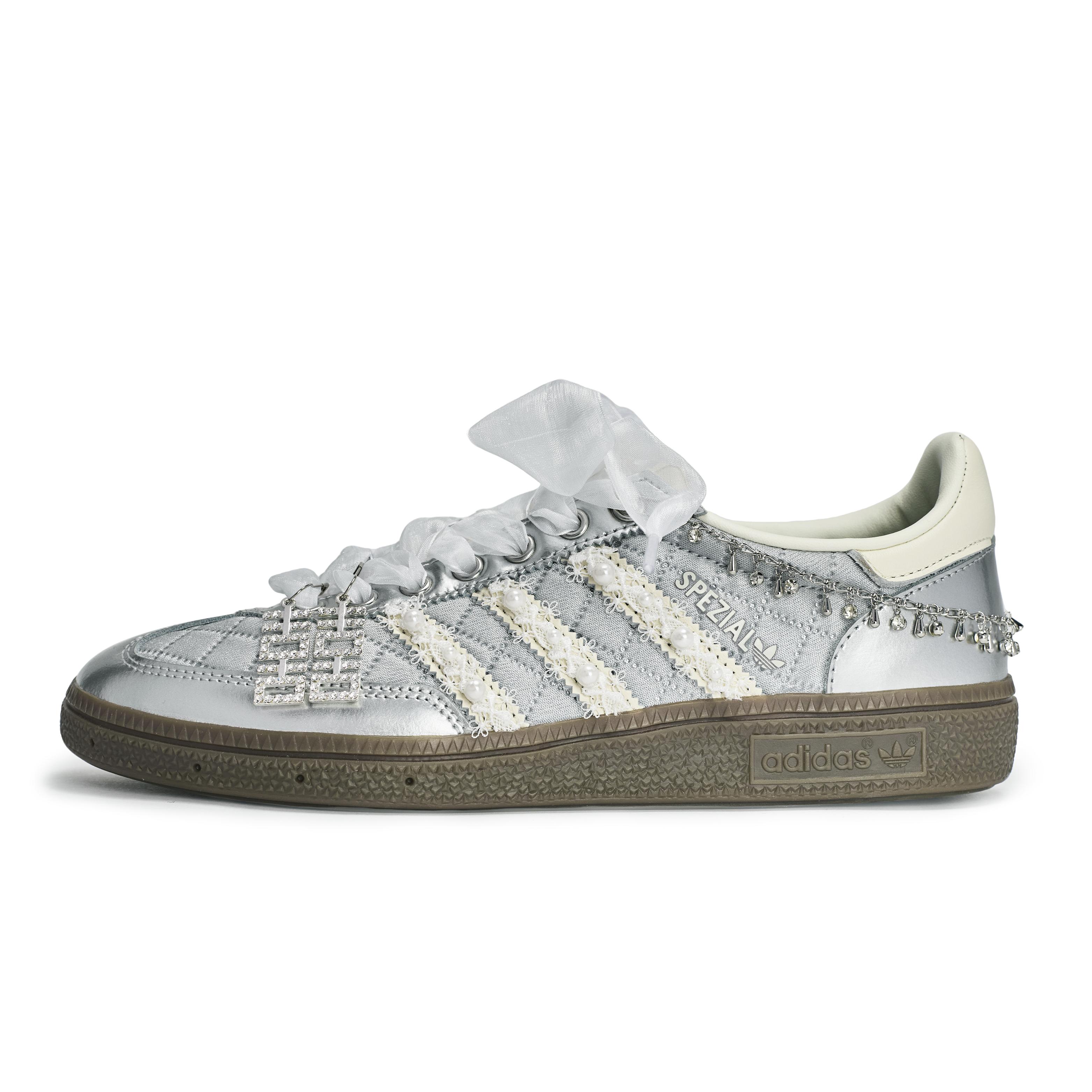 

Adidas Originals HANDBALL SPEZIAL REGO Hot Dog, Flower Vine Silver Yarn Low top Skateboard Shoes Unisex KJ0853(Team1189-) 38⅔