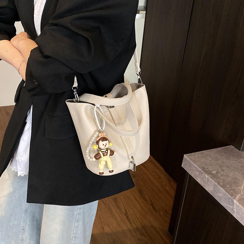Beliebte tragbare Eimertasche Damen Frühling und Sommer 2025 Neue einfache und lässige Umhängetasche Modische Umhängetasche