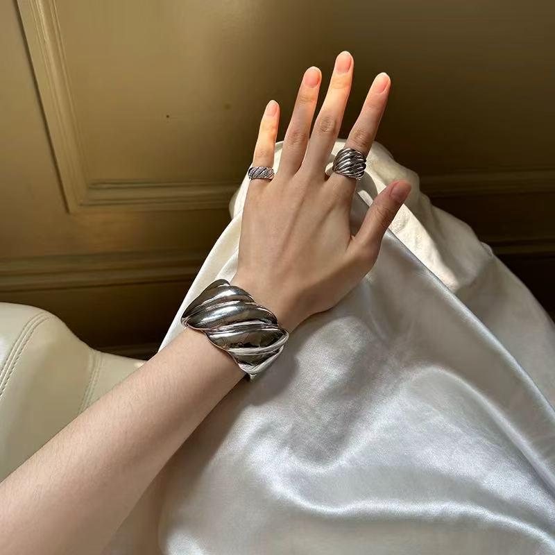 European-American Twill Cuff Bracelet: Exaggerated, Fashionable, Luxurious, Stylish Jewelry