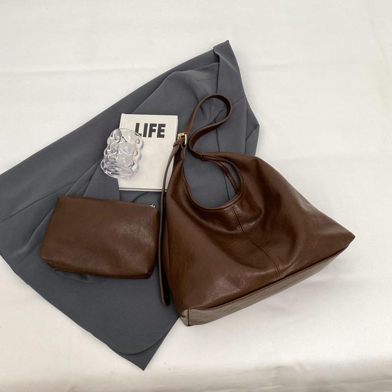 Large-capacity bag women's 2025 autumn and winter new simple soft leather shoulder armpit bag retro commuter mother and child messenger bag