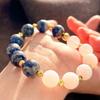 Retro-Armband aus natürlichem Lapislazuli und weißem Chalcedon.