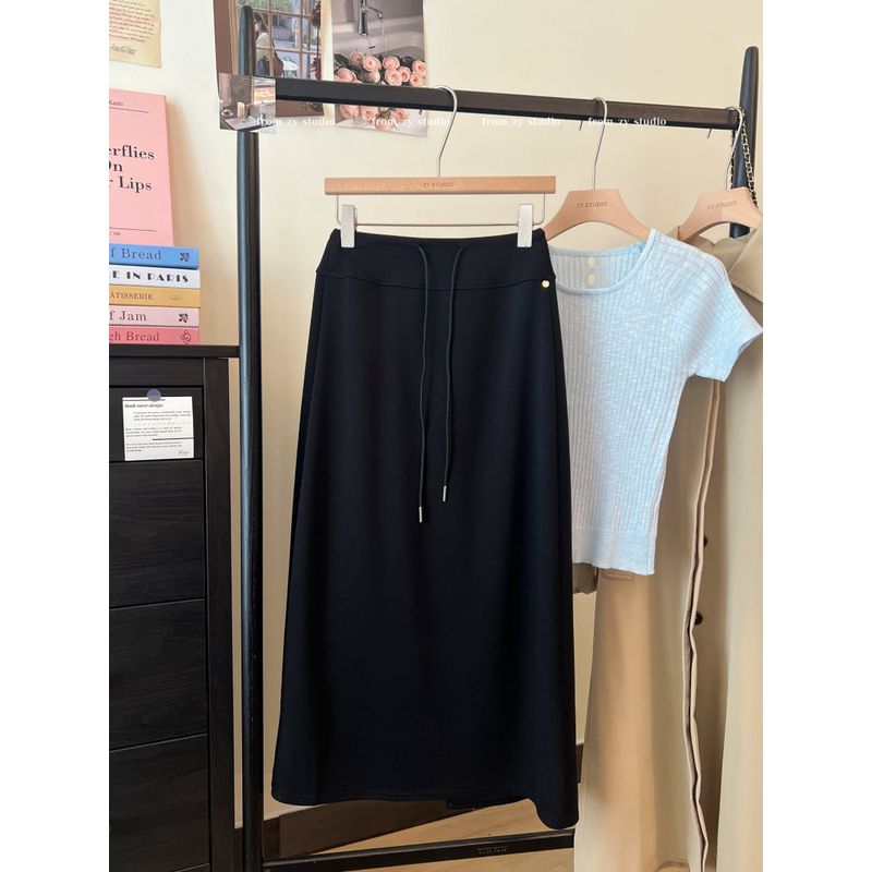

Kumikumi Минималистичная юбка на кулиске чистого цвета в стиле idle для женщин, осенняя, стройнящая, легко сочетаемая, с высокой талией, А-силуэта, миди Black Long Dress One size