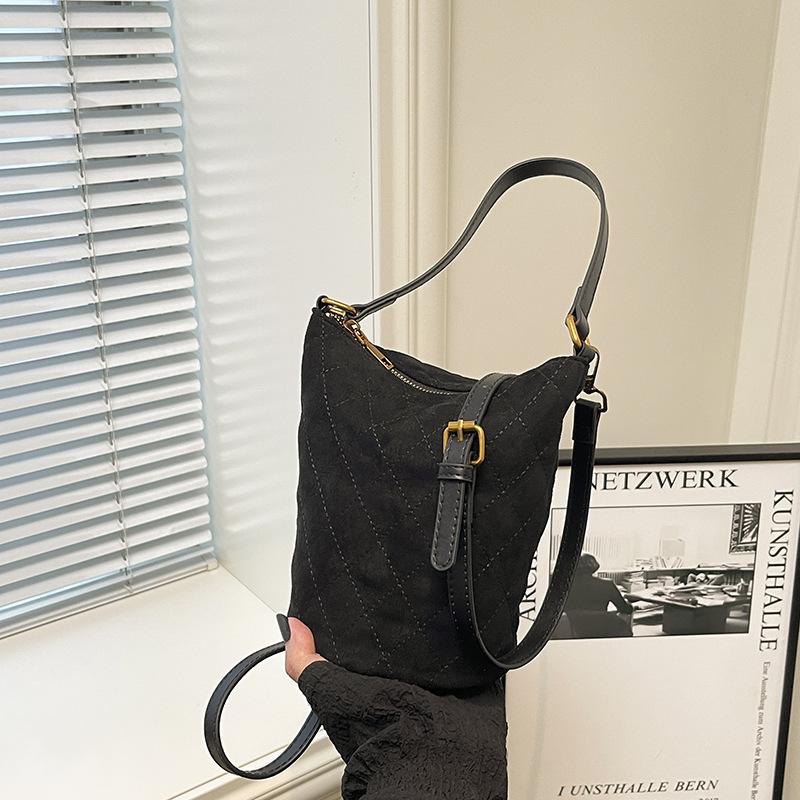 

2025 casual new autumn large-capacity messenger bucket bag commuter fashion tote underarm simple shoulder bag women