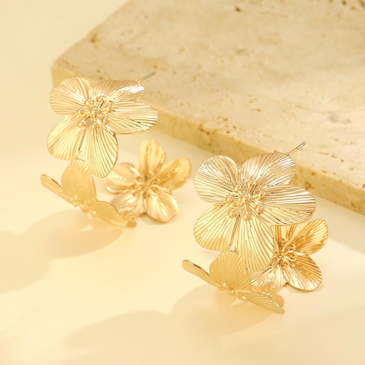 

Серьги в форме ретро-творчества из металла с круглым цветком в форме буквы C для женщин 1 pair золотой