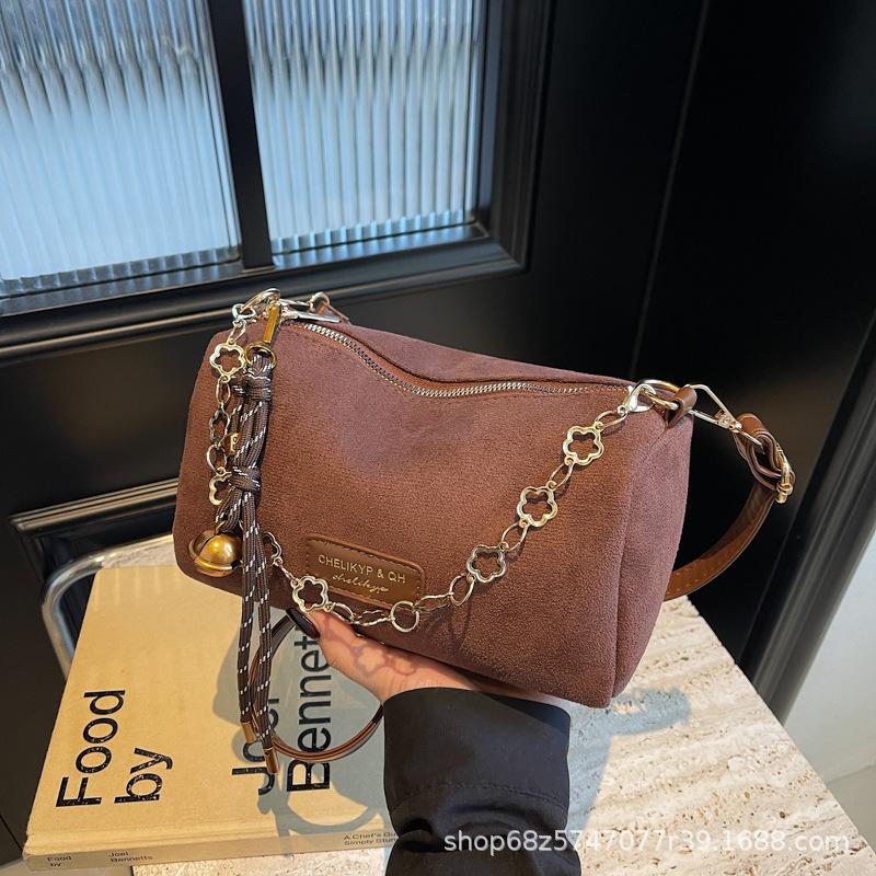 

Чувствуя себя иностранной нишевой сумкой под мышкой, женская 2025 новая осенне-зимняя универсальная ins сумка через плечо с цепочкой, модная сумка-подушка темно-коричневого